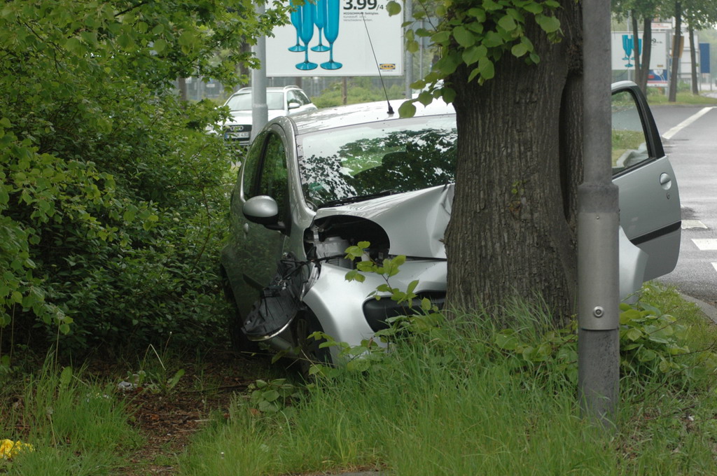 PKW gegen Baum Godorf Godorfer Hauptstr P13.jpg